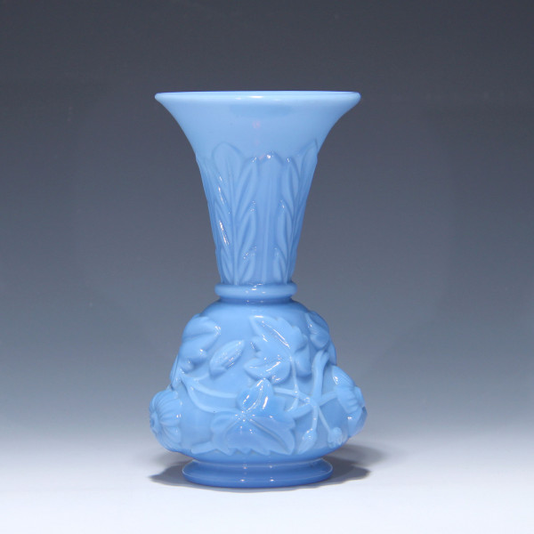 Hellblaue Fußvase mit Blumenreliefdekor - Frankreich Ende 19. Jh.