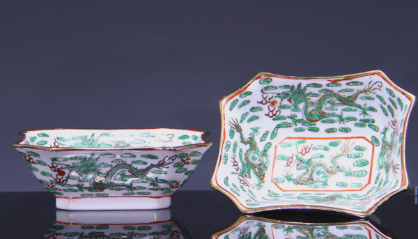A Pair of Chinese Famille Verte Dragon Octogonal Bowls - 2nd Half 20th Century