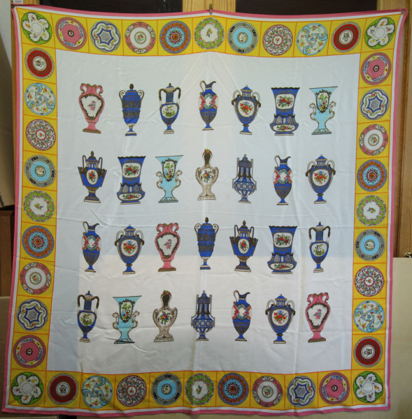 Seidentuch mit SEVRES Vasen RENZO Made in Germany 100% Seide circa 135 x 127 cm