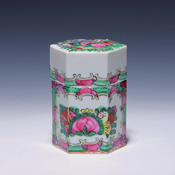 Chinese Famille Rose Porcelain Covered Box - 2. H. 20.Jh.
