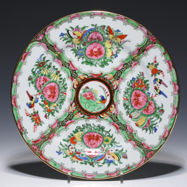 Chinese Famille Rose Porcelain Plate Ø 25,5 cm - 2. H. 20.Jh.