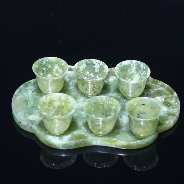 6 Nephrite / Jadeeit Becher und Tablett - China 2. Hälfte 20. Jh.