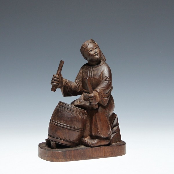 Geschnitzte Figur eines Trommlers - China 20. Jh.