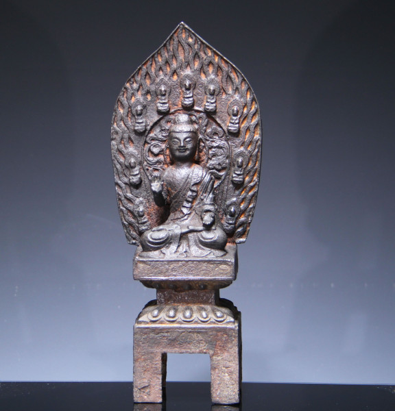 Gusseisen Buddha Skulptur mit Flammenaureole - China 20. Jh. - 29,7 cm