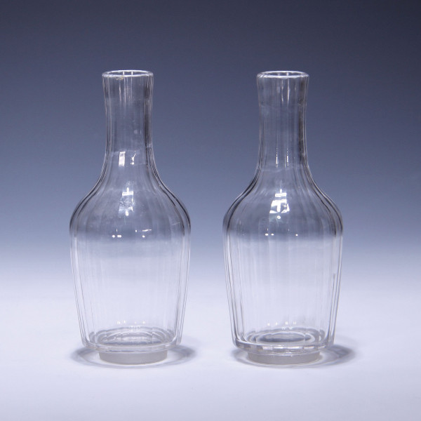 Paar kleine facettiert geschliffene Flaschen / Karaffen aus einer Menage - circa 1900