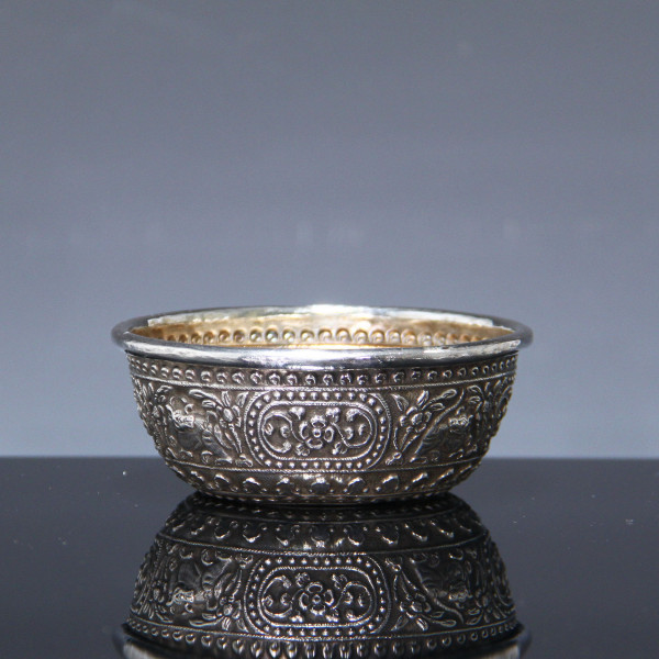Kleine Versilberte Repoussée Schale mit Tigermotiv aus Bali - 20. Jh. - Ø 10,9 cm