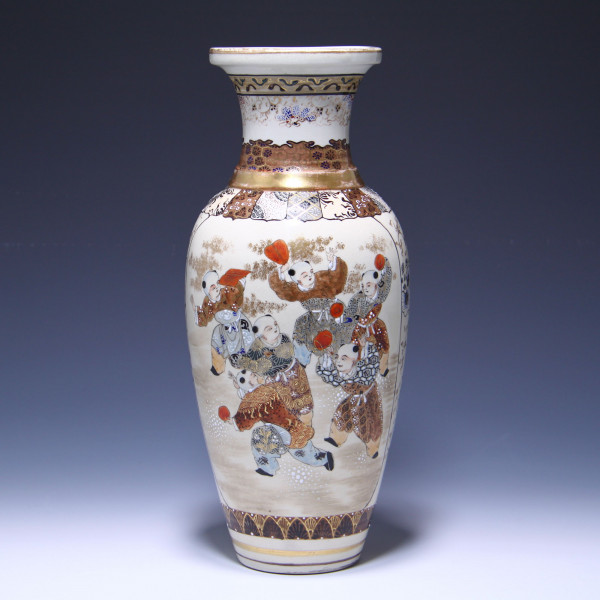 Satsuma Vase with Playing Boys and Other Figures - Japan Taisho period (1912-1926)