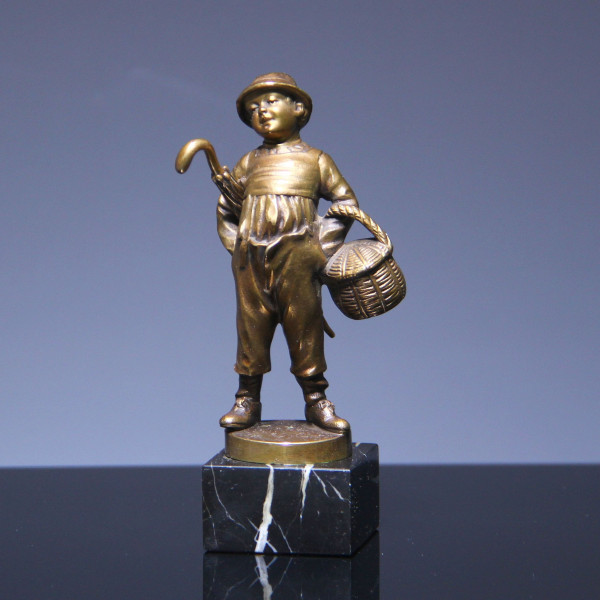 Richard W. LANGE 1879-1944 Jugendstil Bronzeskulptur JUNGE MIT KORB UND SCHIRM - circa 1920