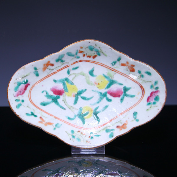 Chinese Famille Rose Lobed Rim Porcelain Dish - Late Qing circa 1900