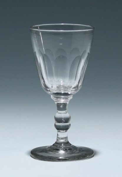 Mundgeblasenes Portweinglas mit Schliff - 19. Jh.