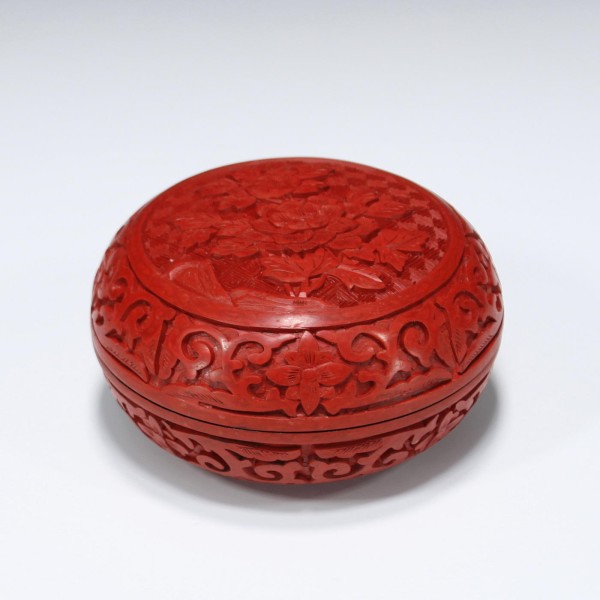 Chinese Cinnabar Lacquer Box with Flowers - Ø 10,6 cm