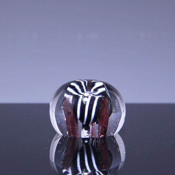Briefbeschwerer Paperweight mit violetter Blüte - Ø 6,2 cm - 258 Gramm