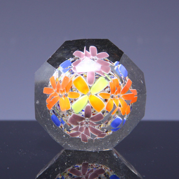Briefbeschwerer / Paperweight mit 5 farbigen Blüten und Schliff - Mitte 20. Jh.