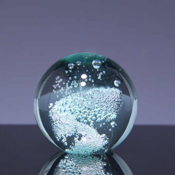 Briefbeschwerer Paperweight mit Luftblasenspirale - 7,6 x 7,9 cm - 644 Gramm