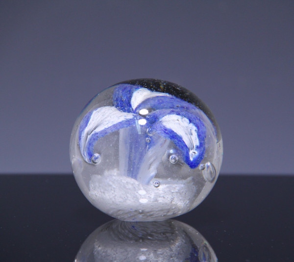 Briefbeschwerer Paperweight mit blauer Blüte - Höhe 8,4 cm - 940 Gramm
