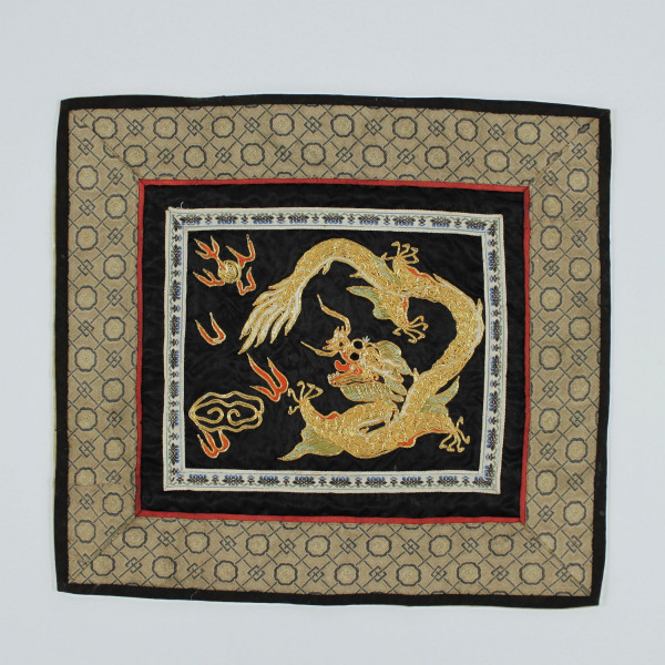 Paar Seidenstickereien mit Drachenmotiv - China 2. Hälfte 20. Jh.