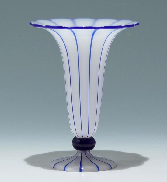Loetz Vase "Weiss mit blauen Streifen" - Höhe 19 cm