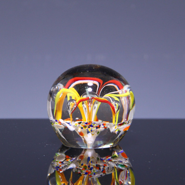 Briefbeschwerer Paperweight mit bunter Blüte - Ø 8 cm - 633 Gramm