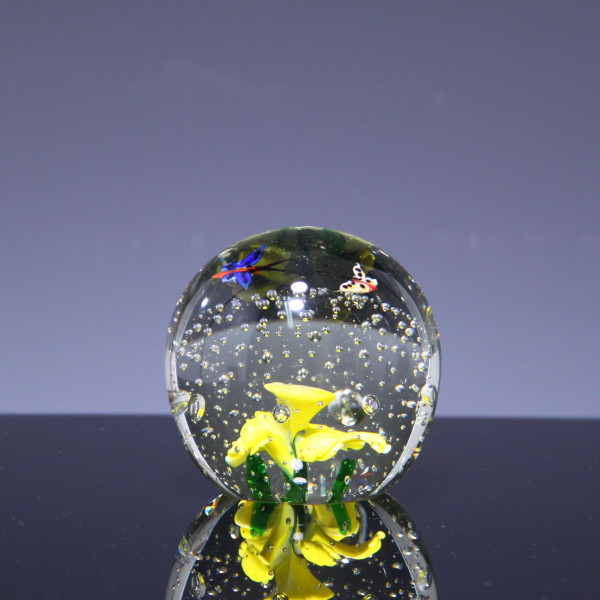 Briefbeschwerer Paperweight mit Blüte und Schmetterlingen - Ø 8,8 cm - 880 Gramm
