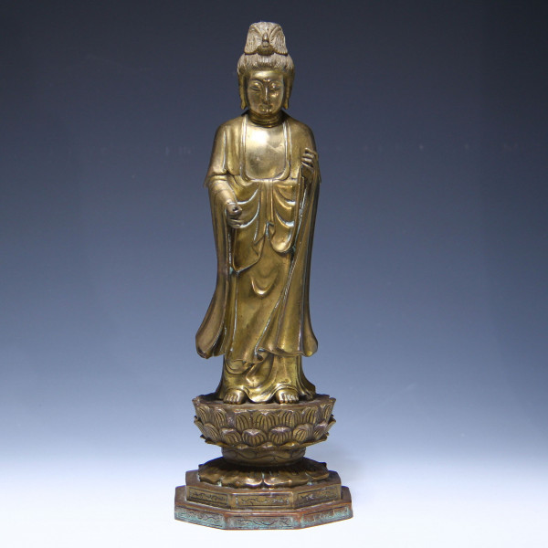 Bodhisattva Guanyin Skulptur auf Lotossockel - China 20. Jh.