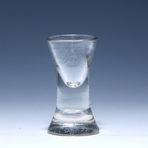 Biedermeier Schnapsglas mit Gravur "Gestohlen bei J. Flieger - Pinne"